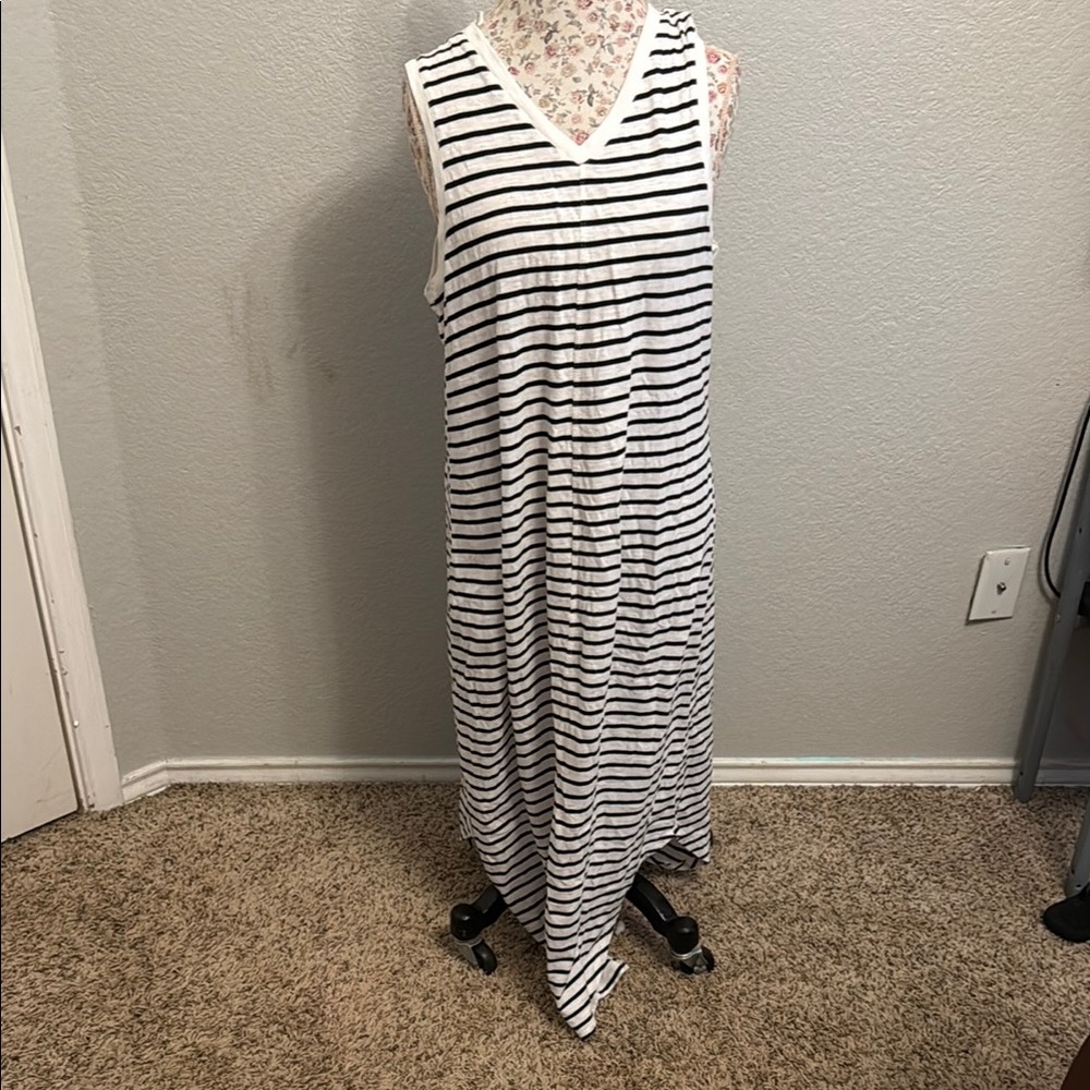 💥5/$25 Time and Tru Black and White Sleeveless V-Neck Sundress